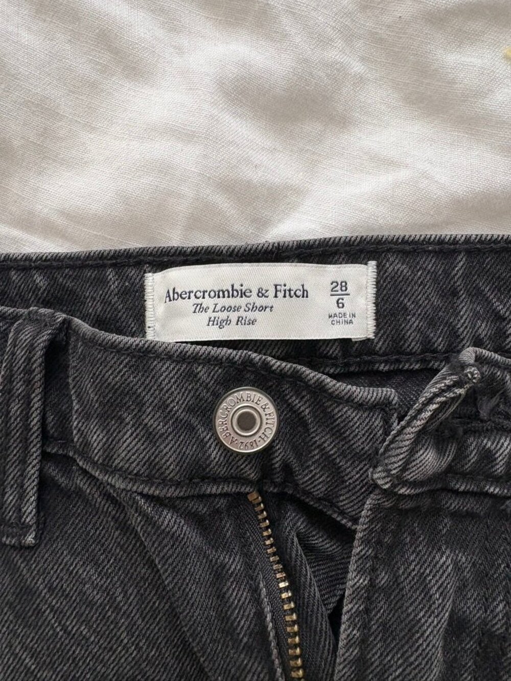 Abercrombie & Fitch The Loose Short High Rise Black Denim Shorts 28/6 - Picture 3 of 4